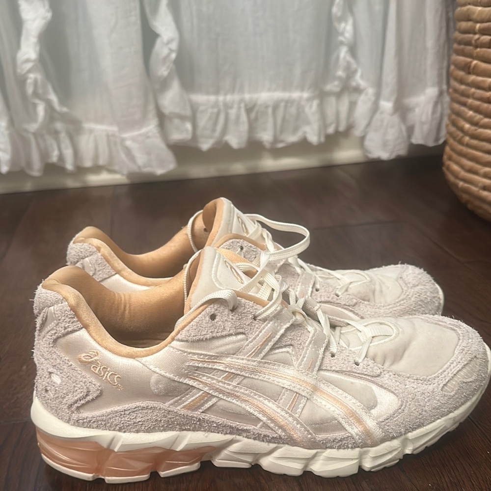 ASICS Men’s Cream and Tan Sneakers